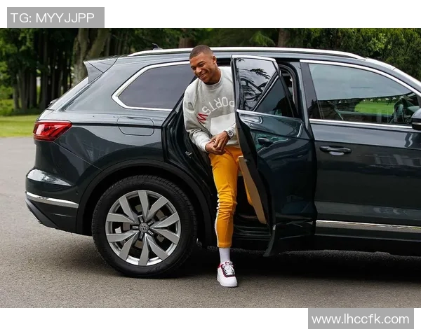 姆巴佩驾乘豪车演绎足球与速度完美融合的精彩瞬间 姆巴佩驾乘豪车演绎足球与速度完美融合的精彩瞬间